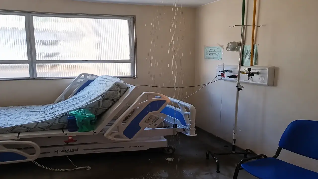 Água cai do teto e invade quarto atribuído à enfermaria do Hospital Municipal Raul Sertã
