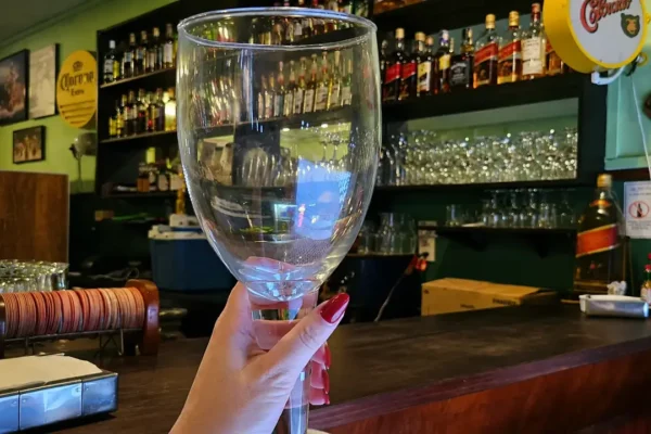 Taça de aniversário recuperada pelo Bar América após apelo divulgado nas redes sociais