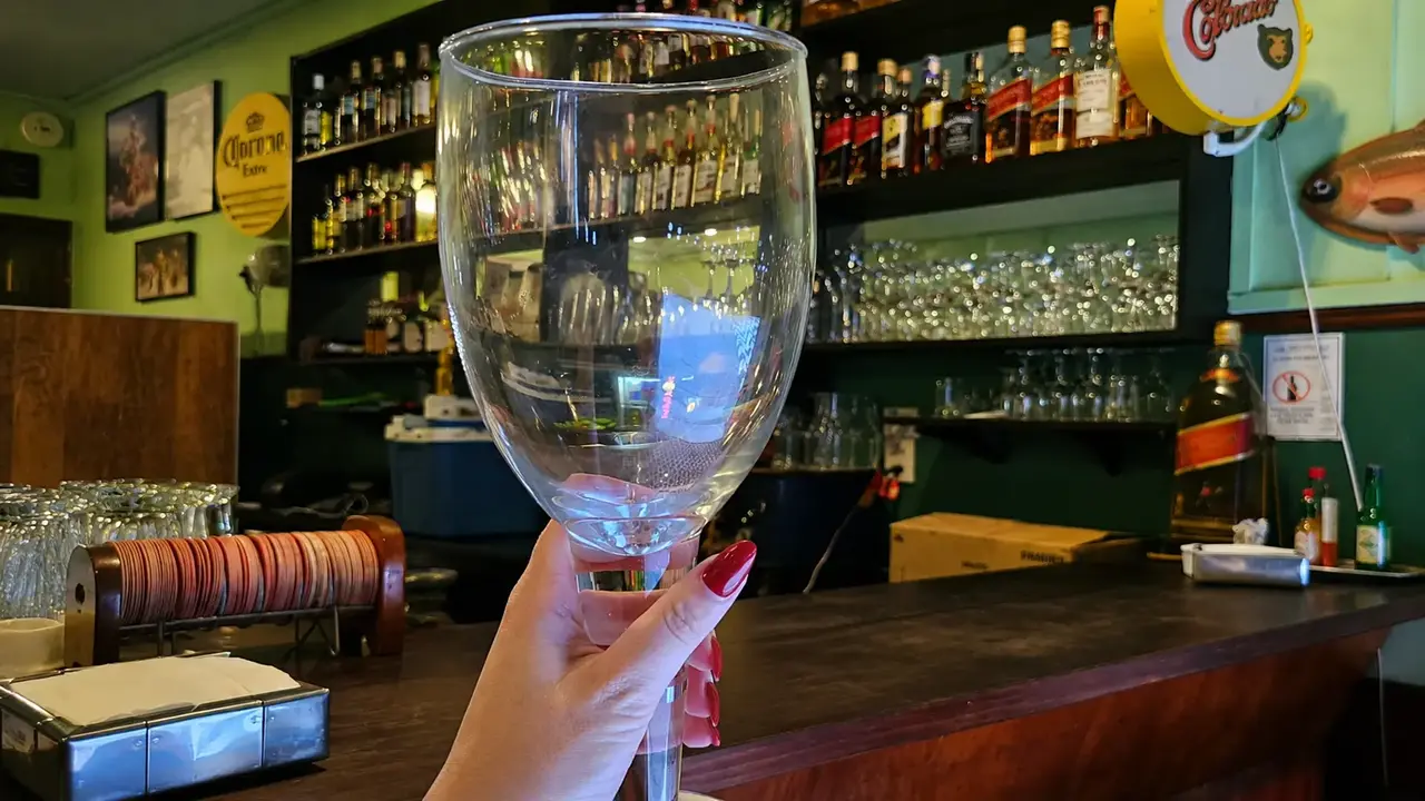 Taça de aniversário recuperada pelo Bar América após apelo divulgado nas redes sociais