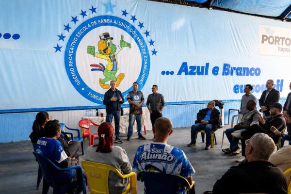 Encontro político em Nova Friburgo com Celso Pansera, focado em educação e desenvolvimento regional.