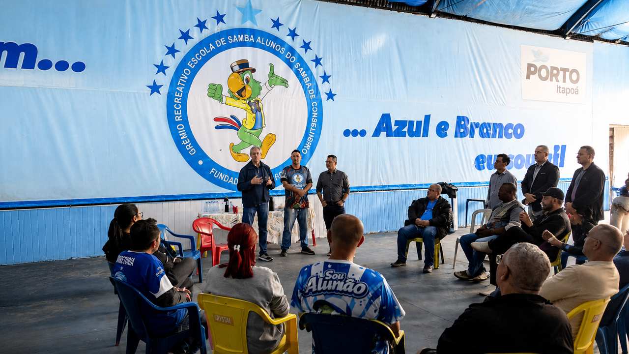 Encontro político em Nova Friburgo com Celso Pansera, focado em educação e desenvolvimento regional.