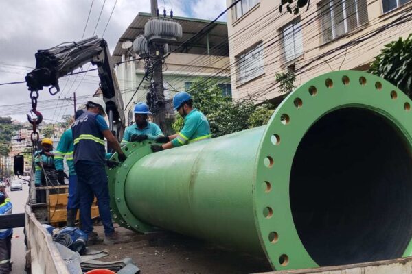 Equipe da CE Rio trabalhando em tubo de abastecimento de água no Rio de Janeiro.