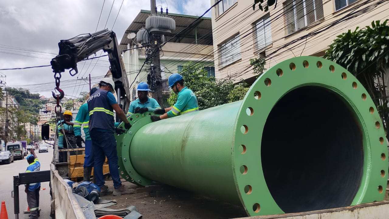 Equipe da CE Rio trabalhando em tubo de abastecimento de água no Rio de Janeiro.