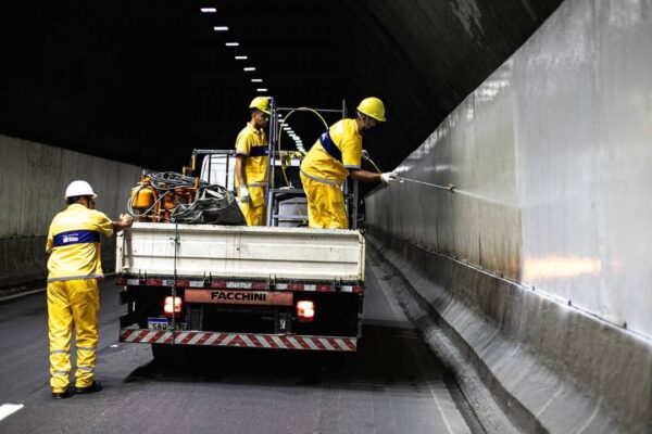 Equipe de limpeza e revitalização trabalha em túnel do Rio de Janeiro.
