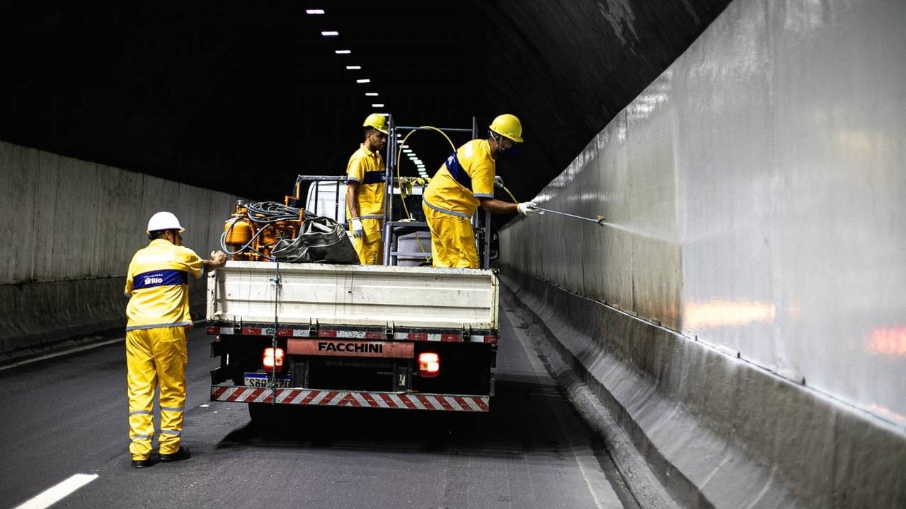 Equipe de limpeza e revitalização trabalha em túnel do Rio de Janeiro.