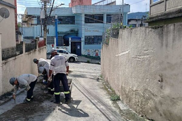 Equipe de trabalhadores realiza reparos em via pública durante manutenção do sistema de abastecimento de água.