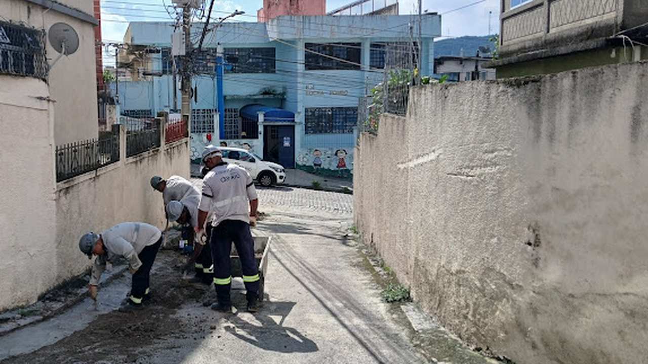 Equipe de trabalhadores realiza reparos em via pública durante manutenção do sistema de abastecimento de água.