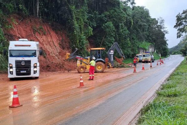 Equipes trabalham na desobstrução da RJ-116 em Cachoeiras de Macacu (RJ) após deslizamentos.