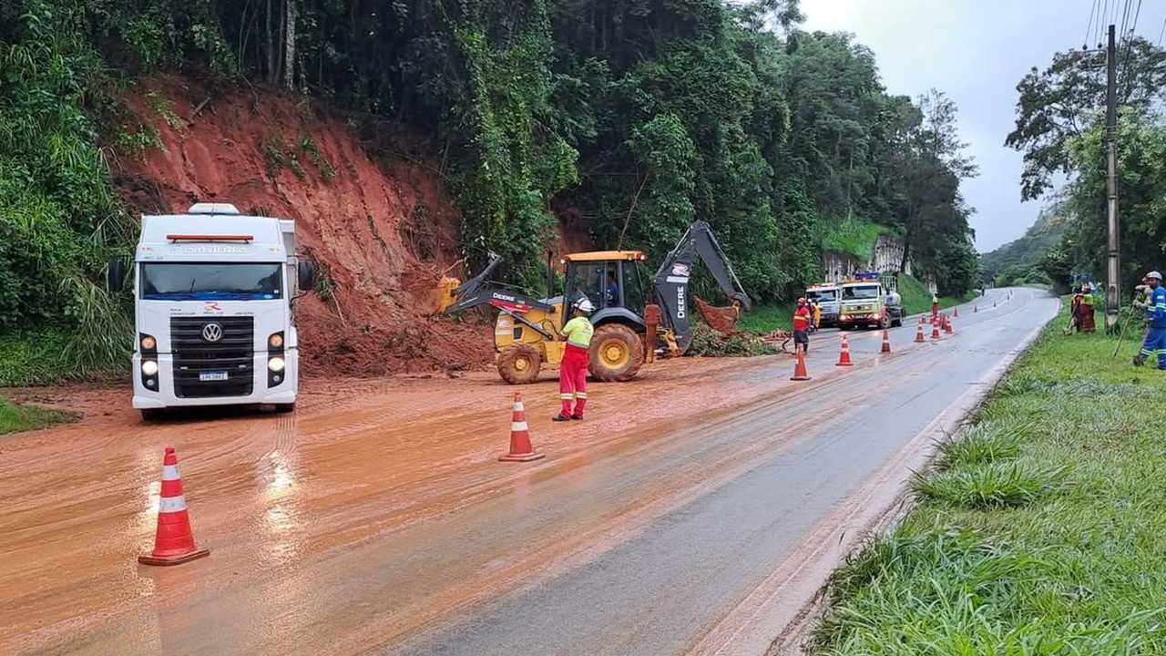 Equipes trabalham na desobstrução da RJ-116 em Cachoeiras de Macacu (RJ) após deslizamentos.