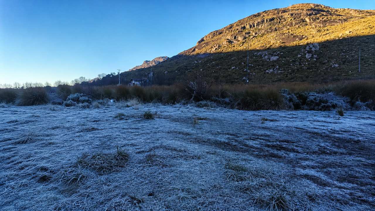 Geada cobre o Parque Nacional do Itatiaia e frio derruba temperaturas no Estado do Rio