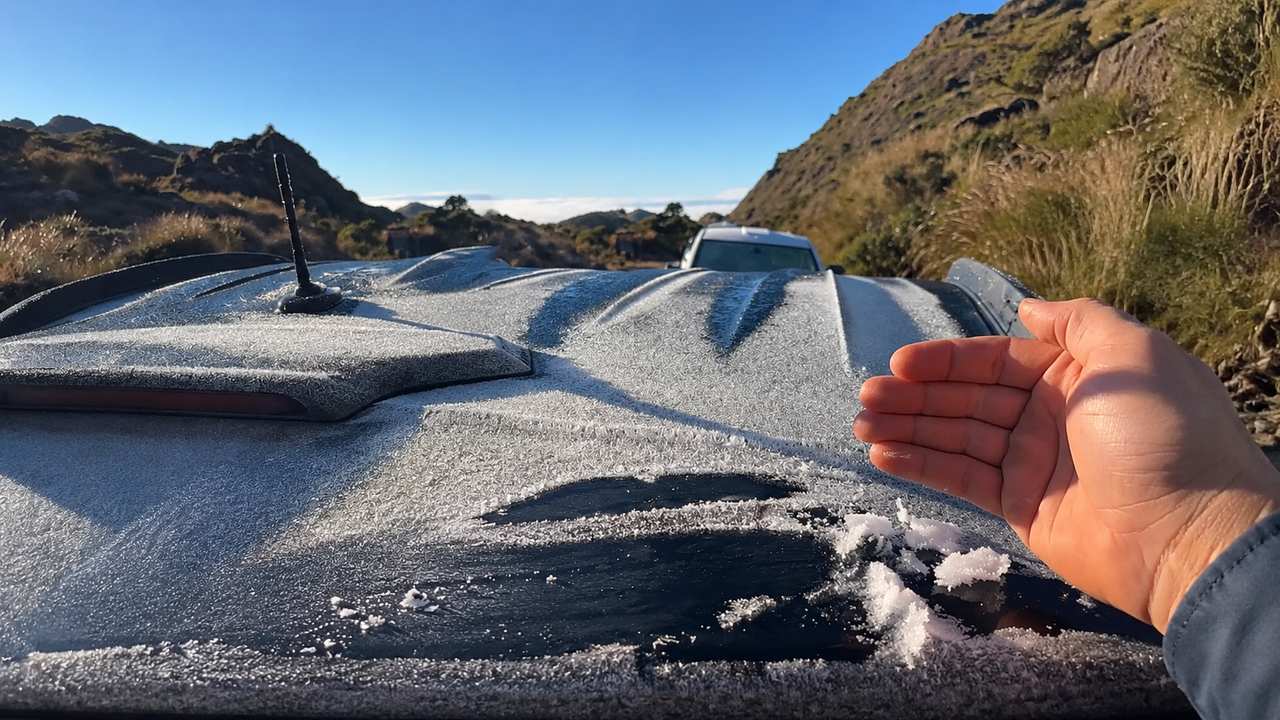 Geada cobre o Parque Nacional do Itatiaia e frio derruba temperaturas no Estado do Rio