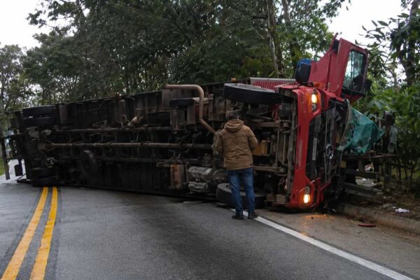 Carreta tomba e interdita completamente a BR-116 em Guapimirim