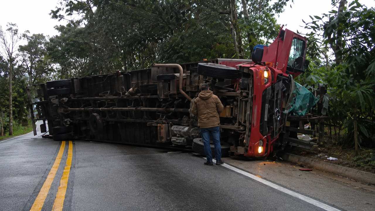 Carreta tomba e interdita completamente a BR-116 em Guapimirim