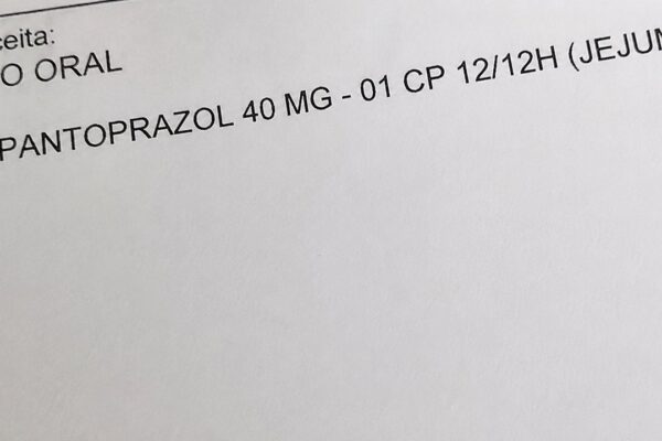 Pai diz que precisou comprar pantoprazol para filha ser medicada no Hospital Raul Sertã