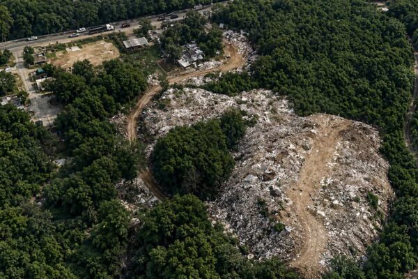 Área com grande quantidade de lixo e entulho descartados irregularmente em terreno de Jacarepaguá, no Rio de Janeiro.