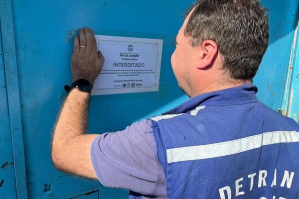 Agentes fiscalizam peças automotivas armazenadas durante operação em ferro-velho na Taquara, no Rio.