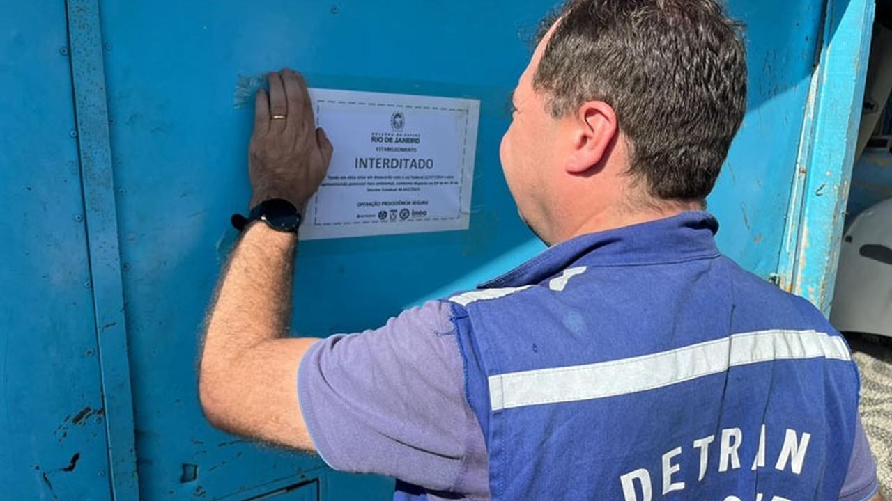 Agentes fiscalizam peças automotivas armazenadas durante operação em ferro-velho na Taquara, no Rio.