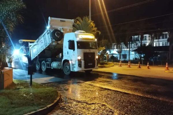 Máquinas e trabalhadores realizam recapeamento noturno em trecho da RJ-116, em Nova Friburgo.