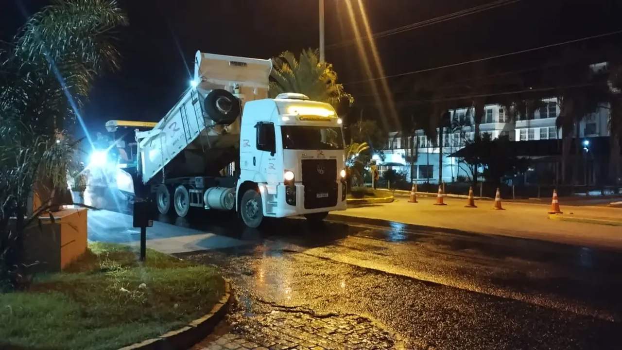 Máquinas e trabalhadores realizam recapeamento noturno em trecho da RJ-116, em Nova Friburgo.
