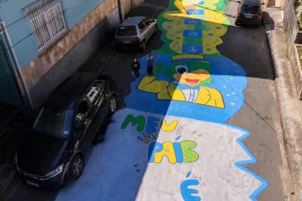 Rua Adriana Afonso Neto decorada de verde e amarelo para a Copa do Mundo em Conselheiro Paulino.