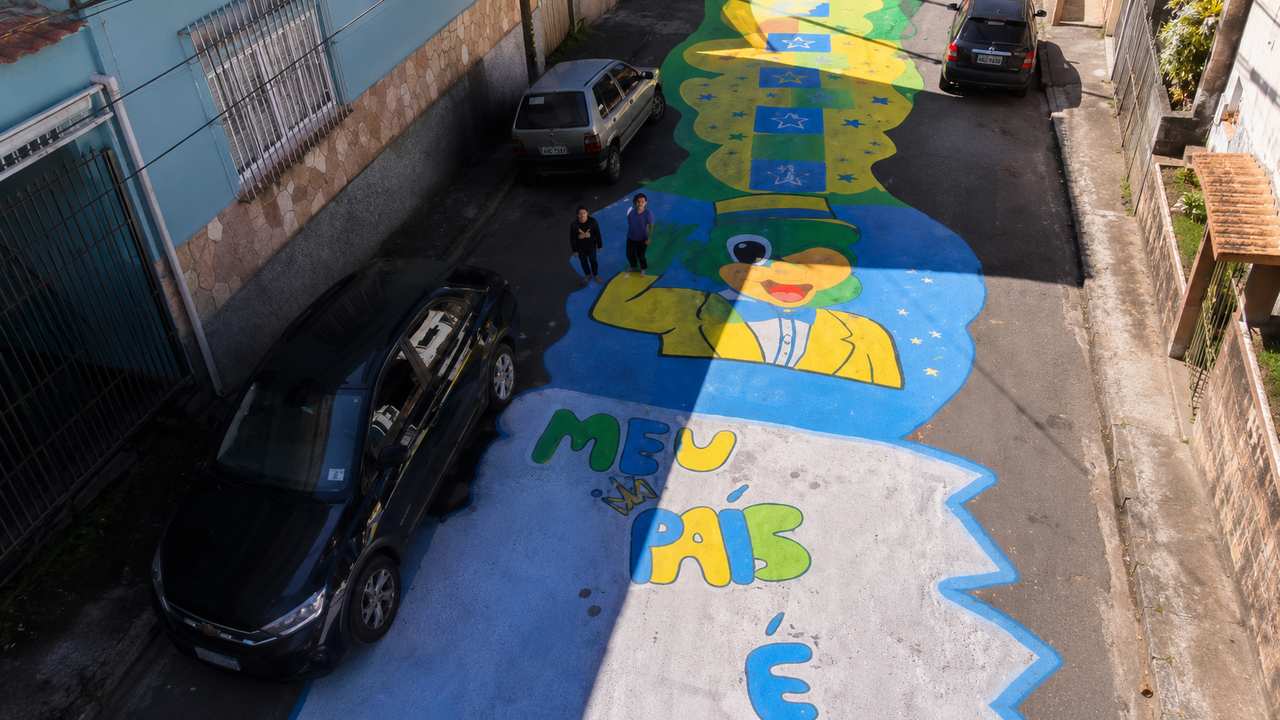 Rua Adriana Afonso Neto decorada de verde e amarelo para a Copa do Mundo em Conselheiro Paulino.