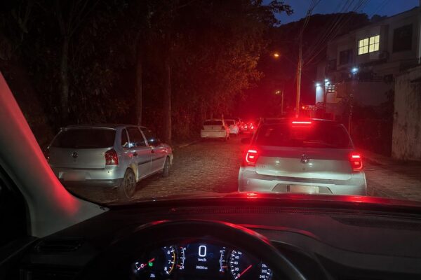 Fila de veículos parados durante a noite nas Braunes, em Nova Friburgo, após a retomada experimental de um semáforo no Centro.
