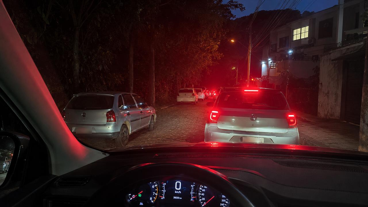 Fila de veículos parados durante a noite nas Braunes, em Nova Friburgo, após a retomada experimental de um semáforo no Centro.
