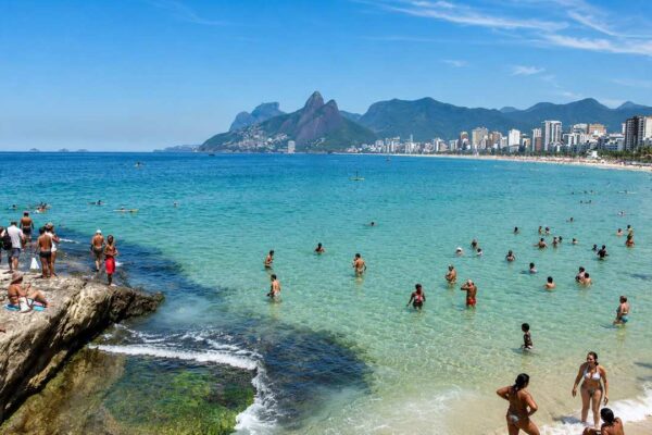 Vista da Pedra e da Praia do Arpoador, na Zona Sul do Rio, candidatas ao selo internacional Bandeira Azul.
