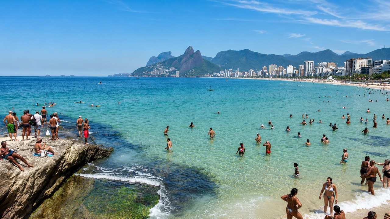 Vista da Pedra e da Praia do Arpoador, na Zona Sul do Rio, candidatas ao selo internacional Bandeira Azul.