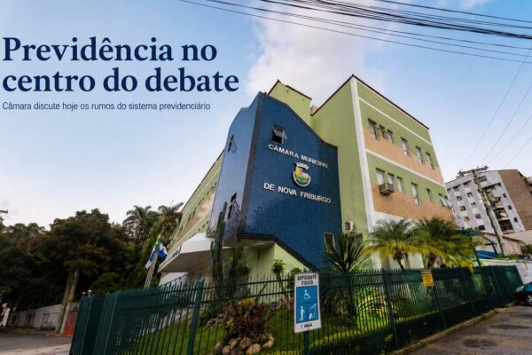 Vereador Maicon Gonçalves ao lado de documentos sobre o RPPS e da Câmara Municipal de Nova Friburgo.