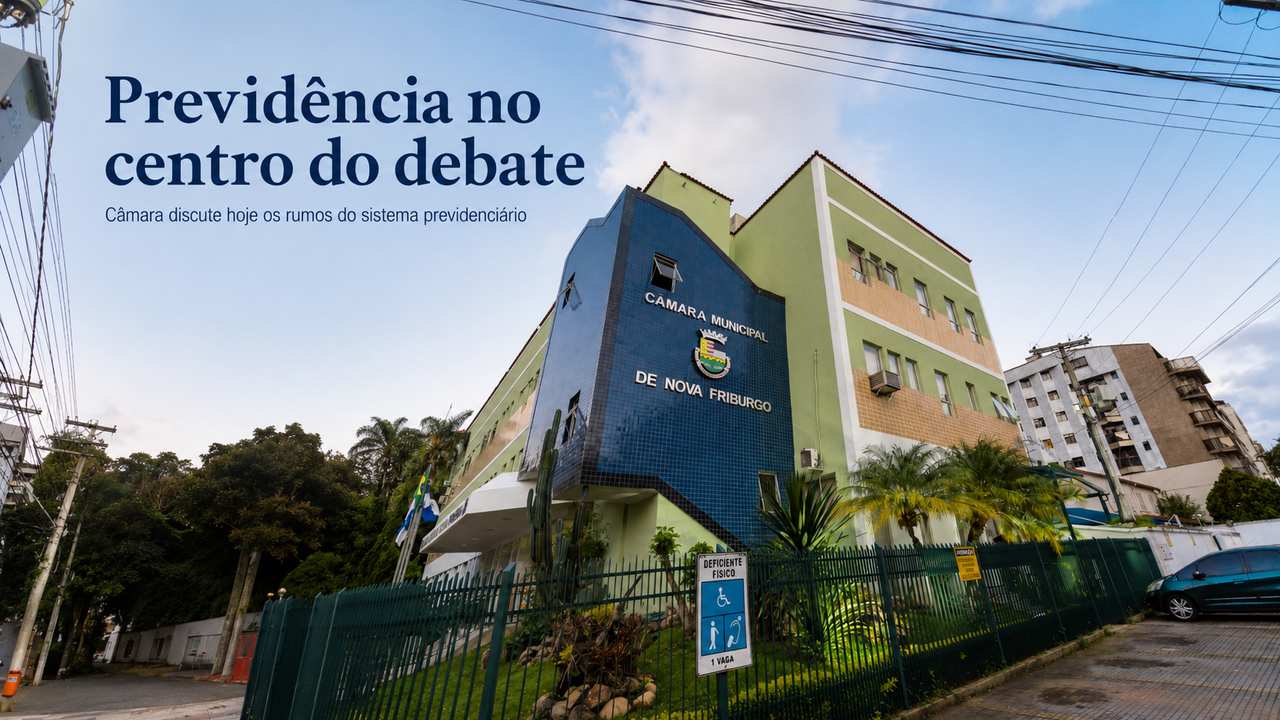 Vereador Maicon Gonçalves ao lado de documentos sobre o RPPS e da Câmara Municipal de Nova Friburgo.