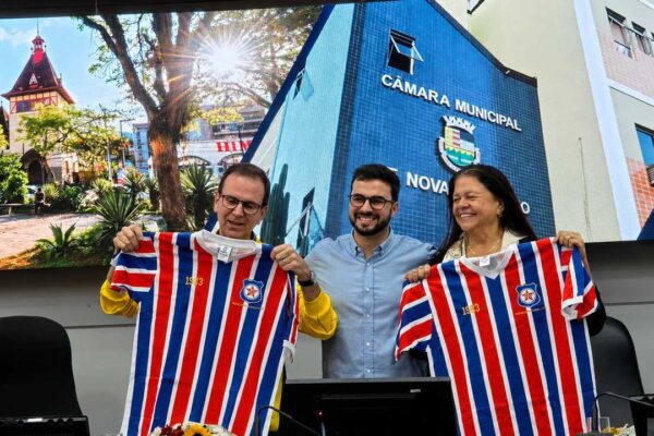 Eduardo Paes recebe de Marcos Marins o Título de Cidadão Friburguense durante solenidade na Câmara Municipal.