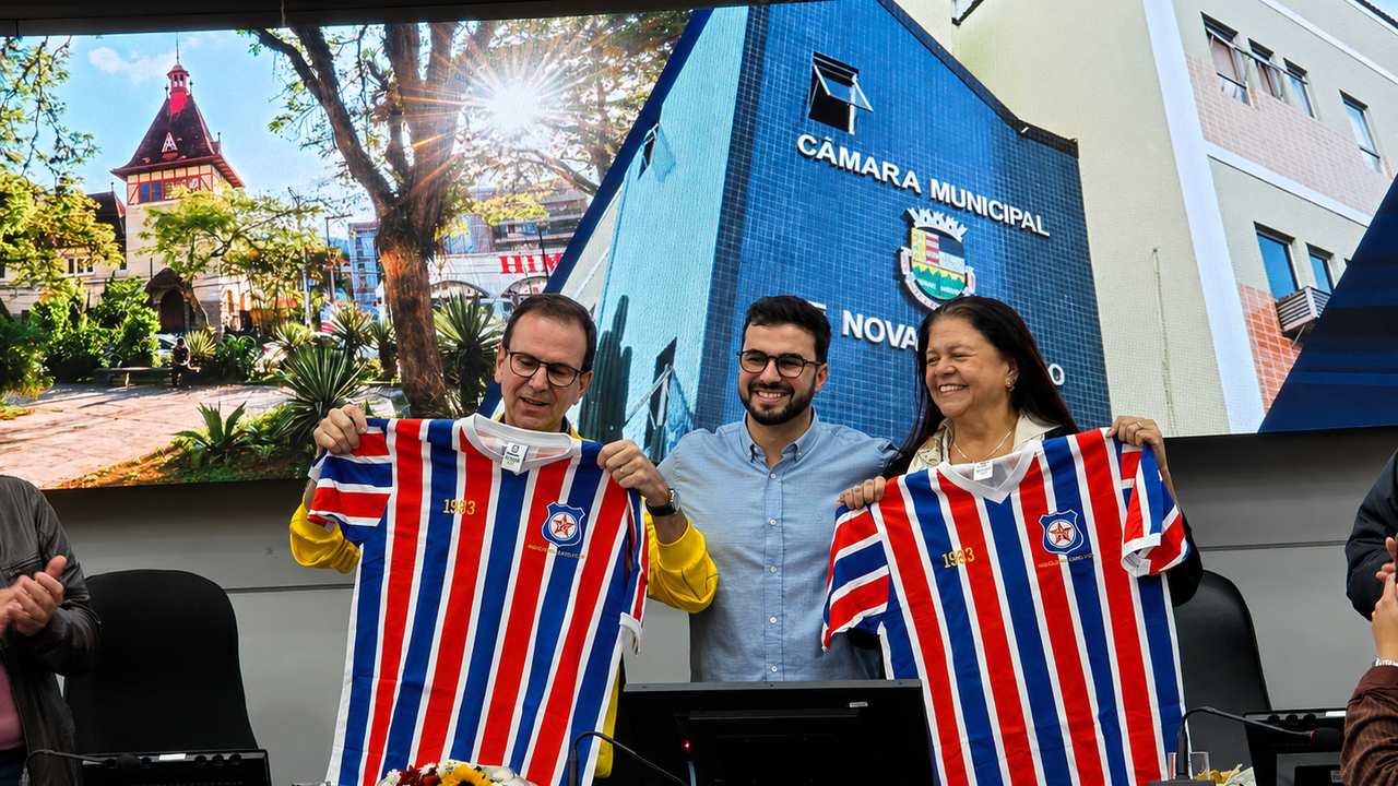 Eduardo Paes recebe de Marcos Marins o Título de Cidadão Friburguense durante solenidade na Câmara Municipal.