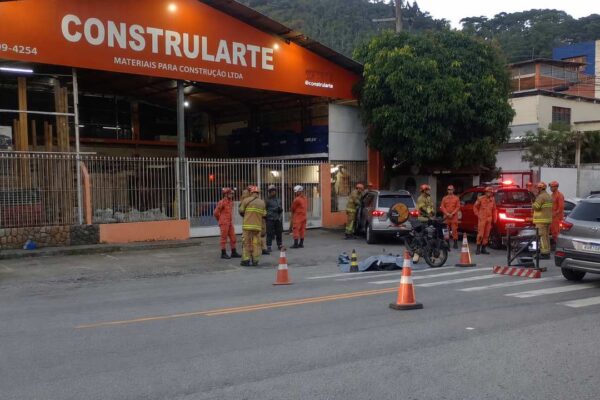 Motocicleta e carro envolvidos em ocorrência na RJ-116, em Mury, onde um homem de 59 anos morreu.
