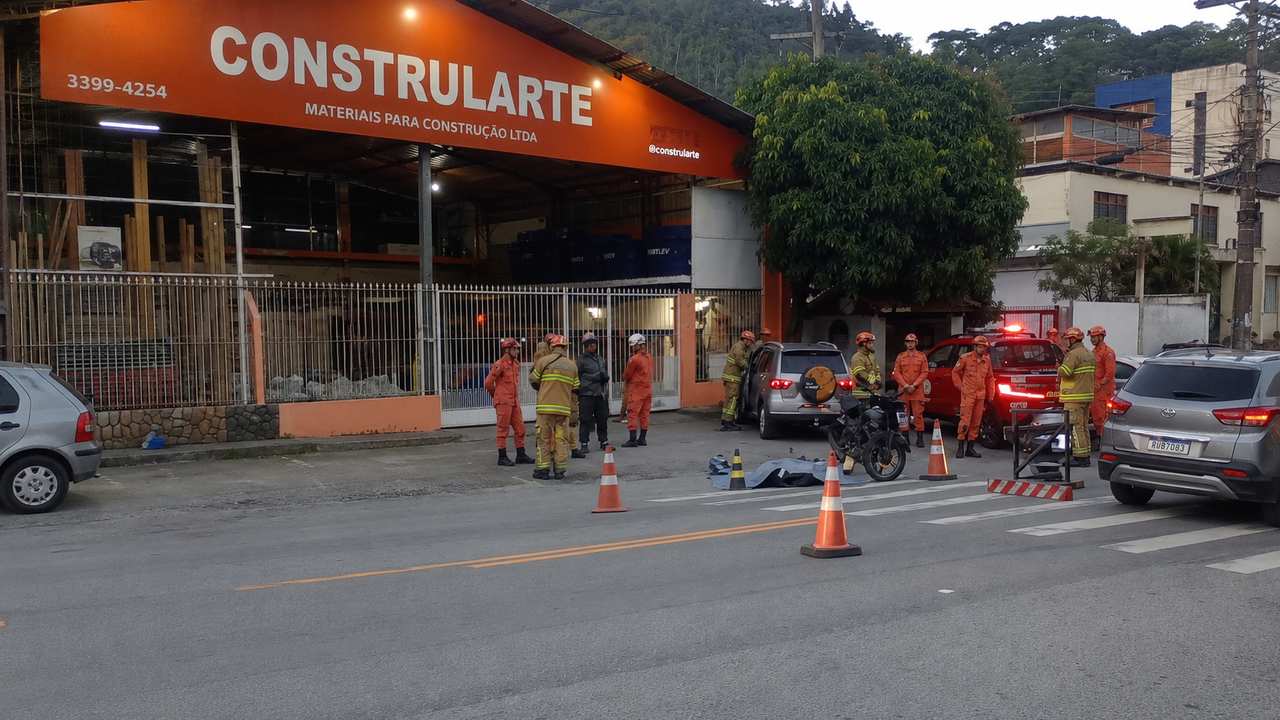 Motocicleta e carro envolvidos em ocorrência na RJ-116, em Mury, onde um homem de 59 anos morreu.