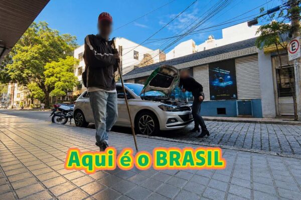 Empresária corre para recolher celular deixado na calçada após perceber um homem se aproximando no Centro de Nova Friburgo.