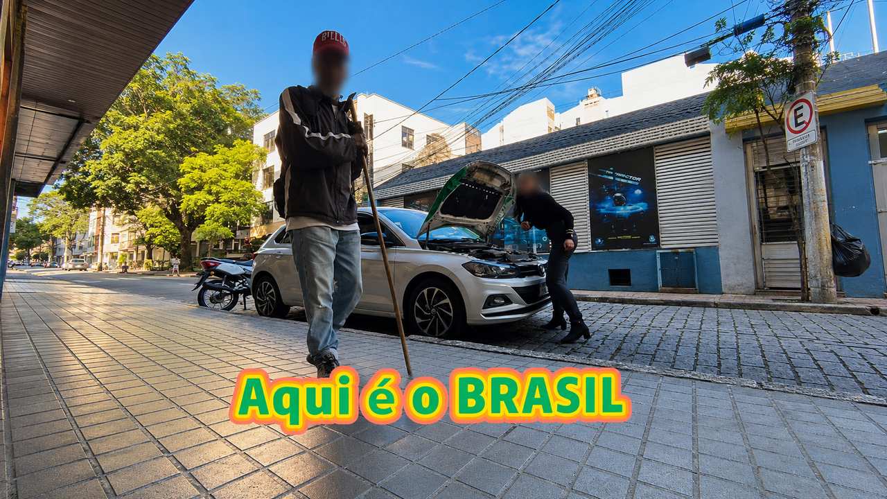 Empresária corre para recolher celular deixado na calçada após perceber um homem se aproximando no Centro de Nova Friburgo.