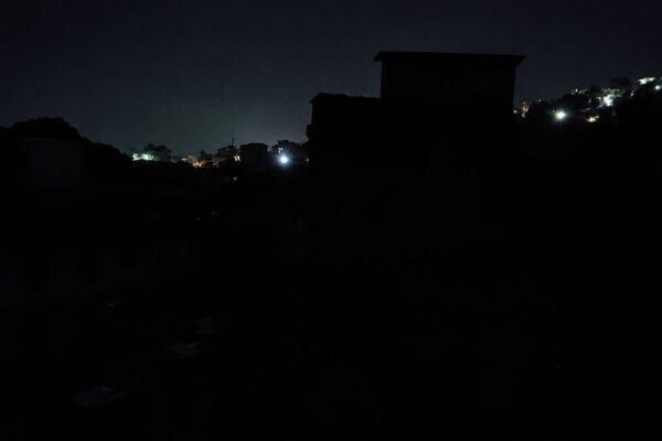 Rua do bairro Cordoeira durante a noite, com imóveis sem iluminação após interrupção no fornecimento de energia.