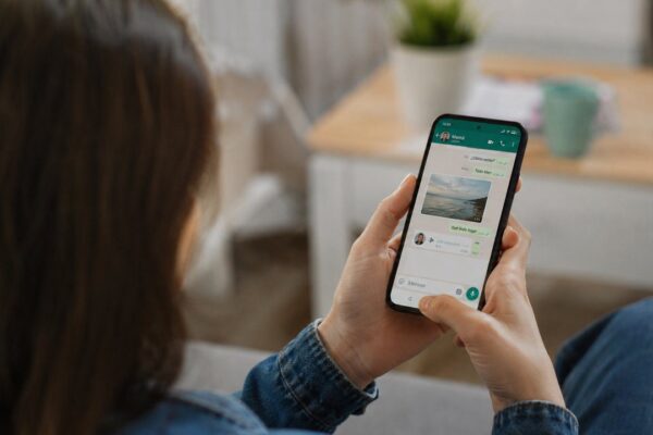 Celular com o aplicativo WhatsApp aberto ao lado da informação sobre o plano opcional de R$ 7 mensais.