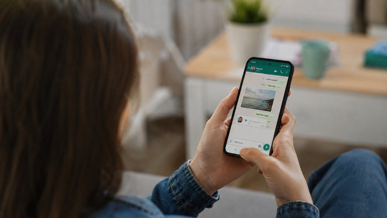 Celular com o aplicativo WhatsApp aberto ao lado da informação sobre o plano opcional de R$ 7 mensais.