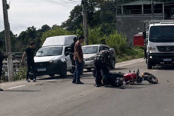 Equipes de emergência atendem ocorrência envolvendo carro e motocicleta na RJ-130, em Nova Friburgo.