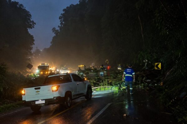Chuva provoca ocorrências na Rocinha e na RJ-116