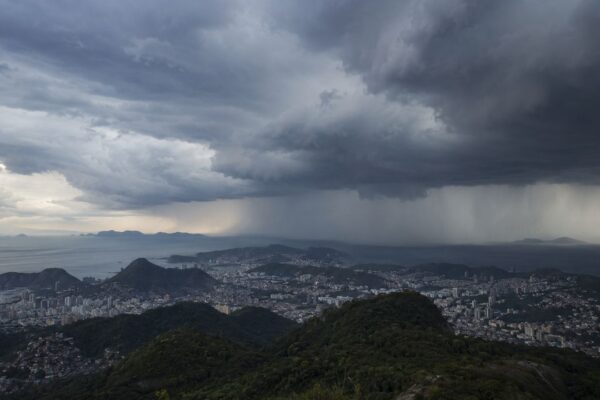 Nuvens carregadas avançam sobre montanhas e cidades do Estado do Rio antes da chegada de uma frente fria.