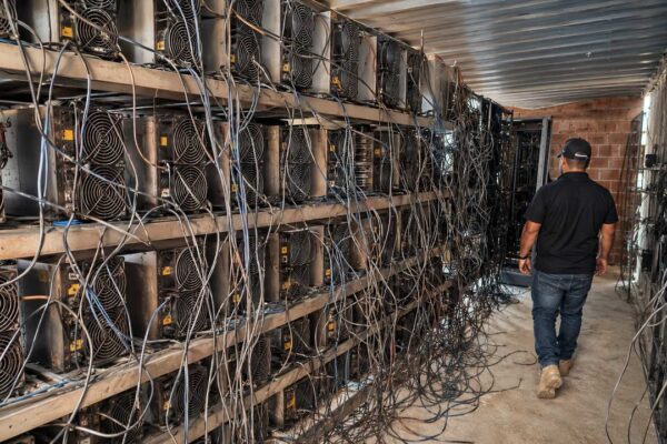 Fileiras de equipamentos usados na mineração de Bitcoin apreendidos em galpão de Jardim Gramacho, em Duque de Caxias.