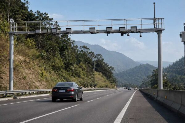 Veículos trafegam pela BR-101 enquanto equipamentos eletrônicos monitoram a passagem em diferentes pontos da rodovia.