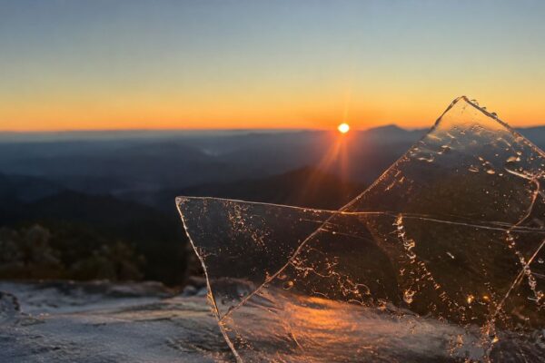 Imagem de amanhecer frio com formação de gelo no Pico do Caledônia, em Nova Friburgo, usada para ilustrar a queda de temperatura no Estado do Rio.