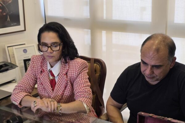 Imagem de Ricardo Jucá com elementos visuais relacionados ao Tribunal do Júri, usada para ilustrar reportagem sobre os bastidores do julgamento e a fala da família de Nahaty Gomes.