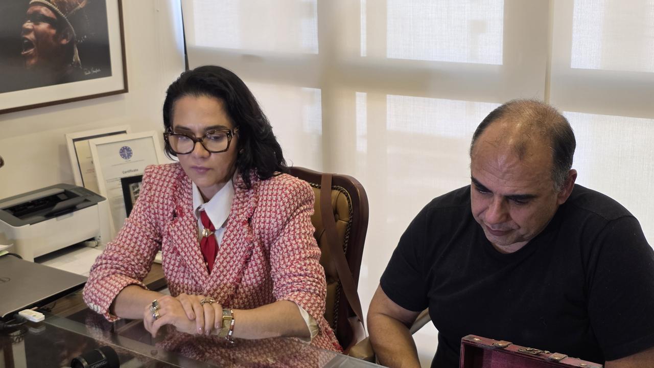Imagem de Ricardo Jucá com elementos visuais relacionados ao Tribunal do Júri, usada para ilustrar reportagem sobre os bastidores do julgamento e a fala da família de Nahaty Gomes.