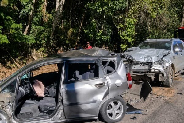 Acidente envolvendo carros na RJ-142, estrada entre Mury e Lumiar, em Nova Friburgo.
