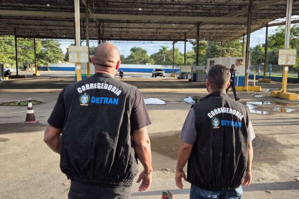 Posto de vistoria do Detran-RJ em operação após abertura de sindicância por descarte irregular de documentos.